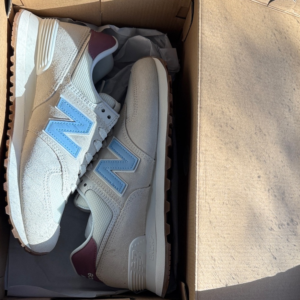 New Balance Cream and Light Blue Women's Sneakers